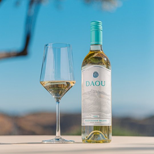 Daou Sauvignon Blanc White Wine, Paso Robles CA, 750ml Glass Bottle, 5-150ml Servings