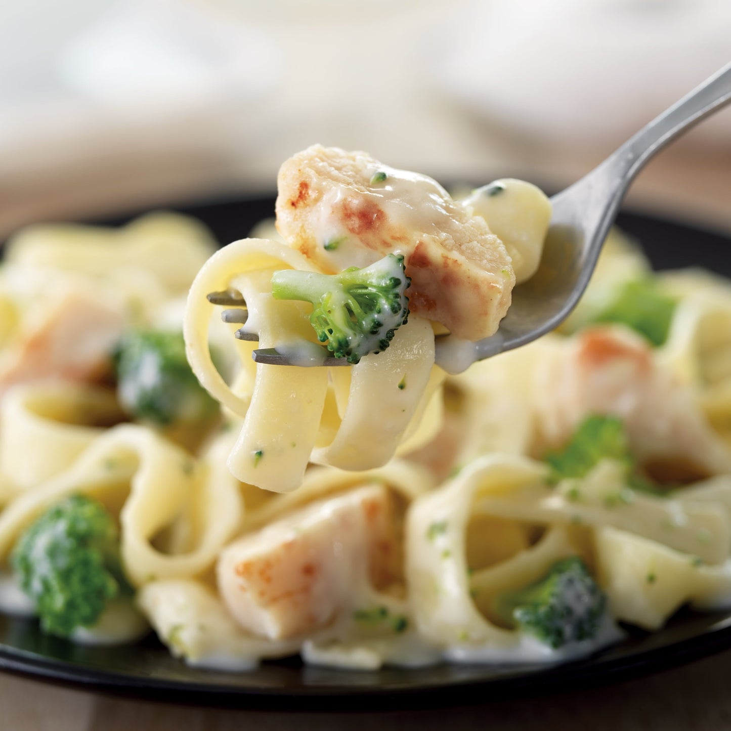 Marie Callender’s Fettuccini Pasta Meal with Chicken and Broccoli, 13 oz TV Dinner (Frozen)