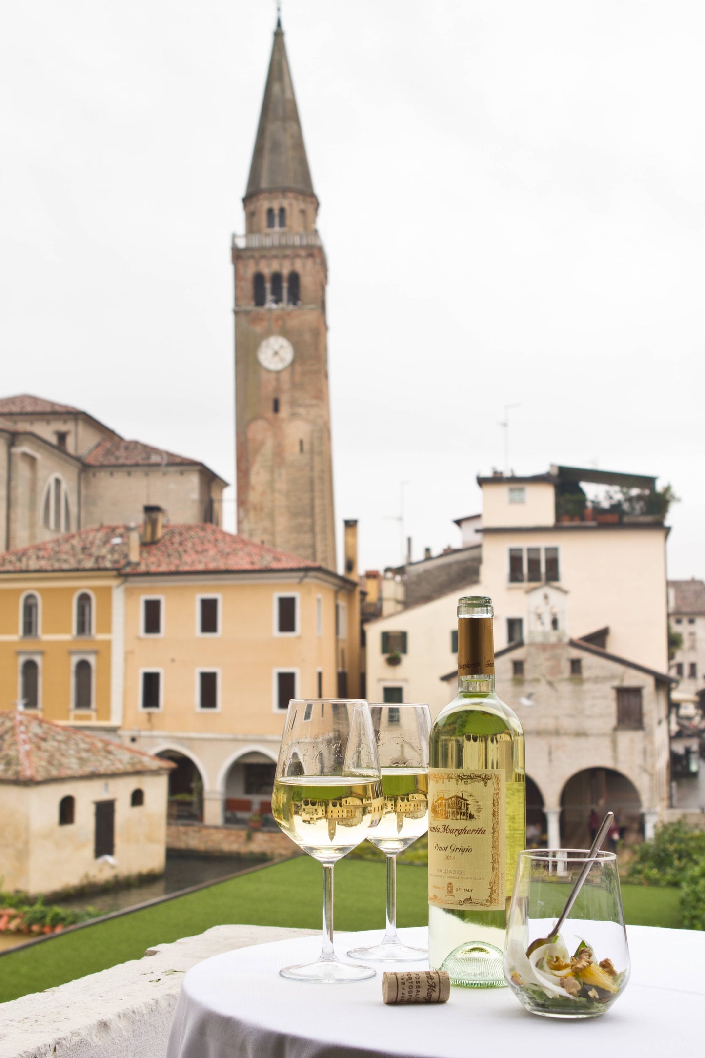 Santa Margherita Pinot Grigio White Wine, Italy, 12.5% ABV, 750 ml Glass Bottle, 5-150ml Servings.